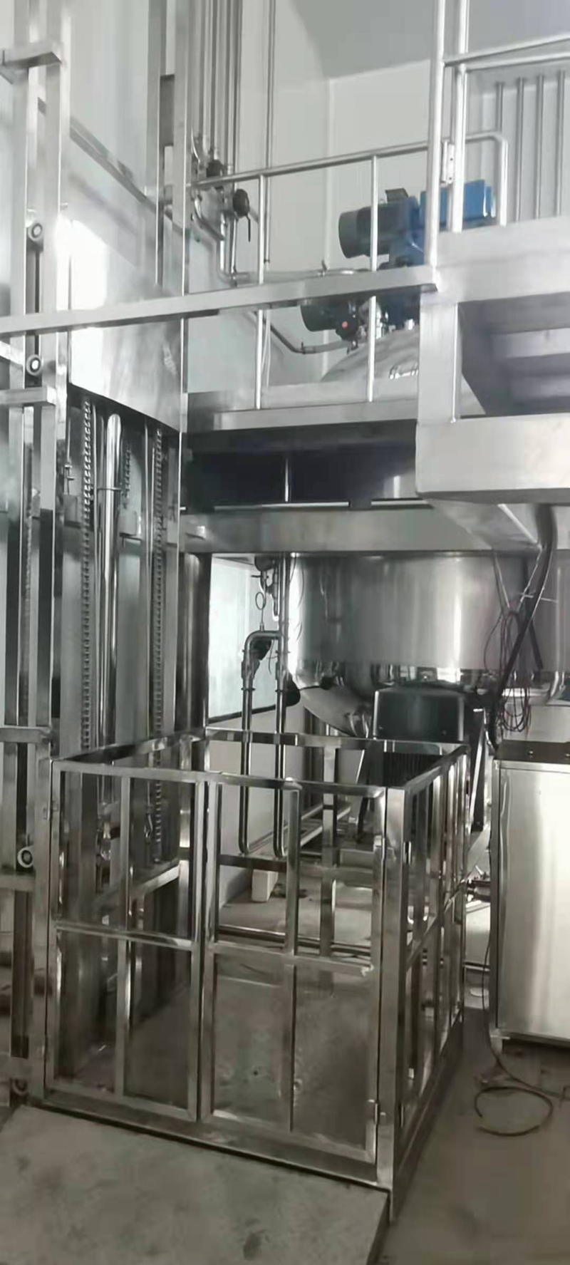 不锈钢导轨货梯安装完成