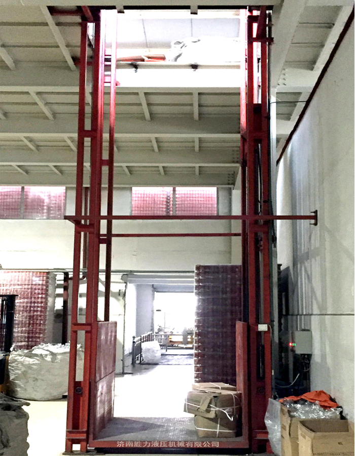 载重1吨的简易液压升降货梯安装完毕